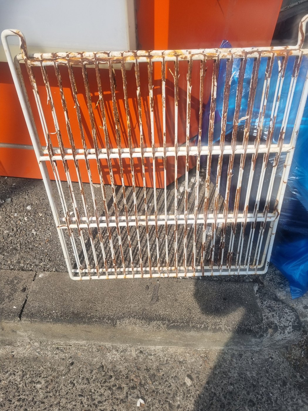 녹과 기름이 엉긴 냉장고 철제 선반을 분리해 매장 밖으로 꺼낸 세척 전 상태