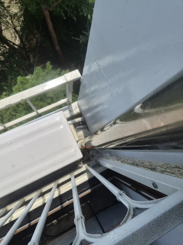 고압세척을 마친 실외기실 난간과 배관 보온재