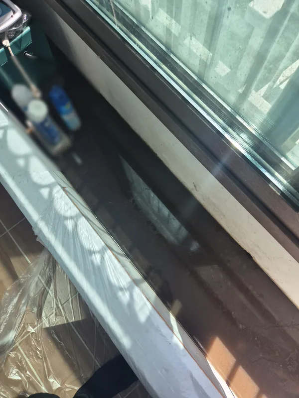 창틀 레일을 따라 검게 고인 오수와 배수되지 못한 물
