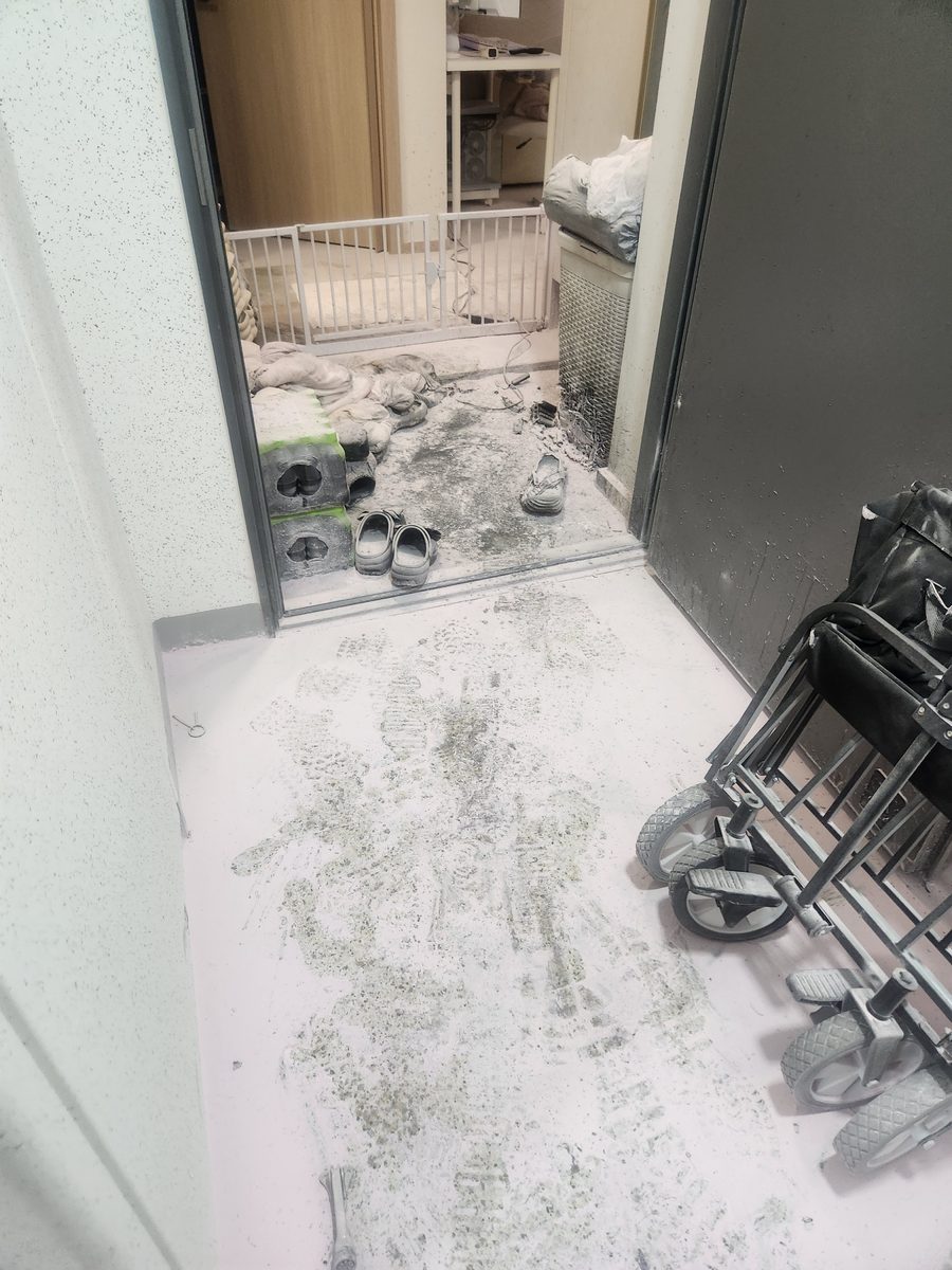 소화기 분말 오염된 복도