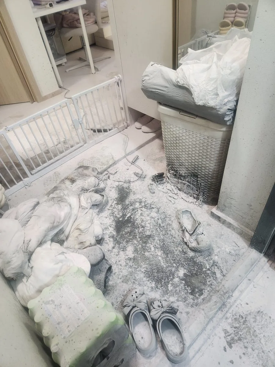 소화기 분말 오염 현관