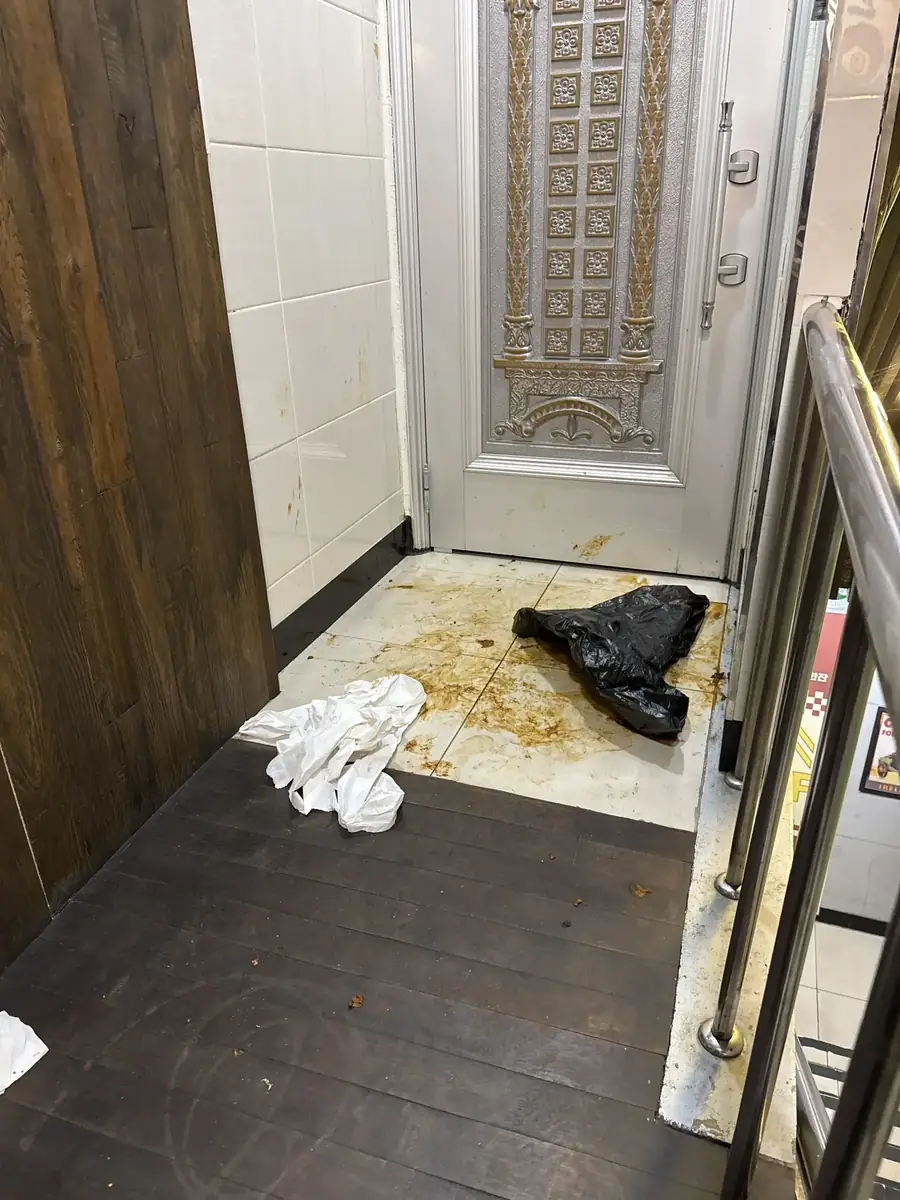건물 복도 현관 앞 분변 오염 바닥 전경 작업 전