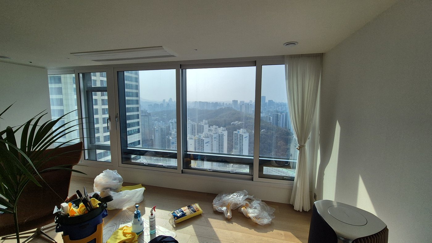 유리 필름 제거 완료 — 다른 앵글 거실 창문