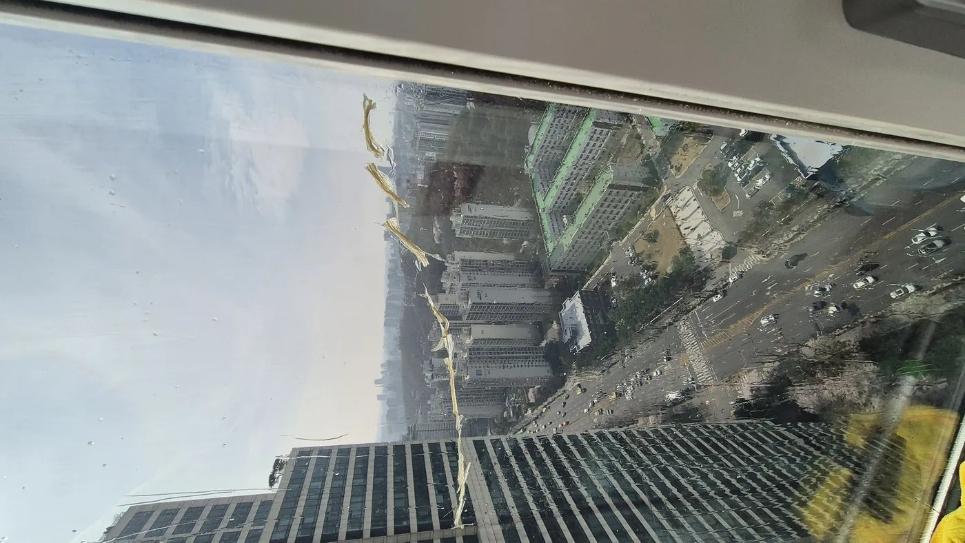 노후 썬팅 필름 접착제 잔여물로 뿌연 고층 창문