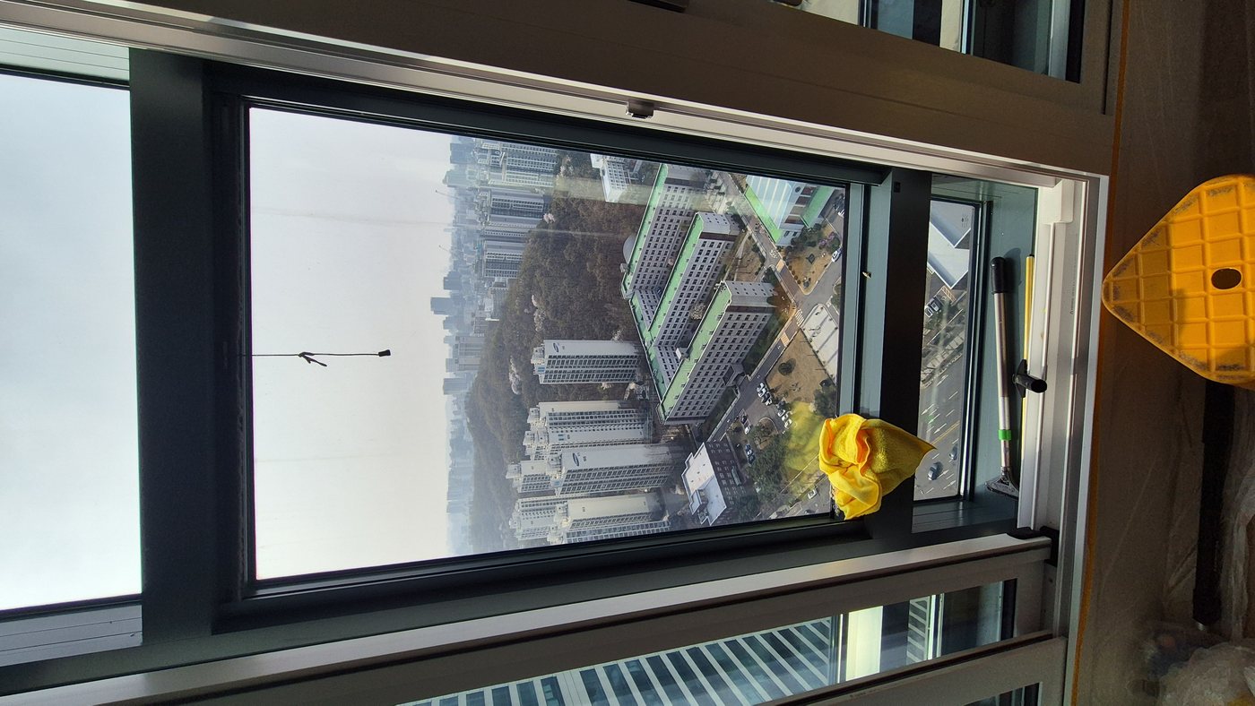 창문 세정 중간 단계 — 유리 표면 확인