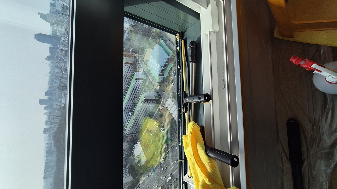 창틀 세정 도구 세팅 — 스퀴지·세정액 준비