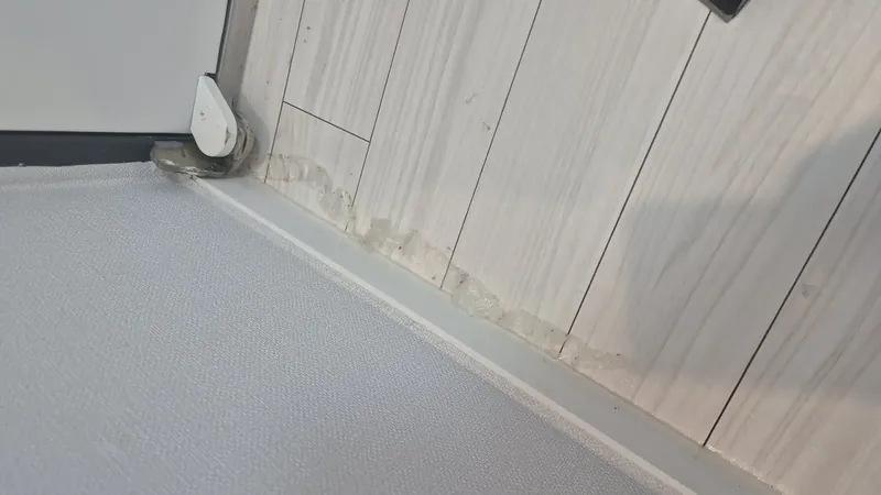 현관 도어스토퍼 주변 바닥 테이프 잔여물 제거