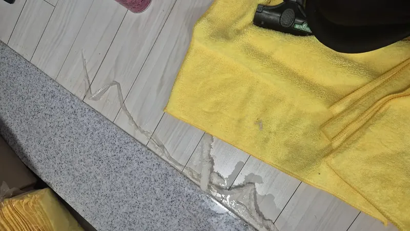 주방 바닥 양면테이프 접착제 용해 극세사 제거