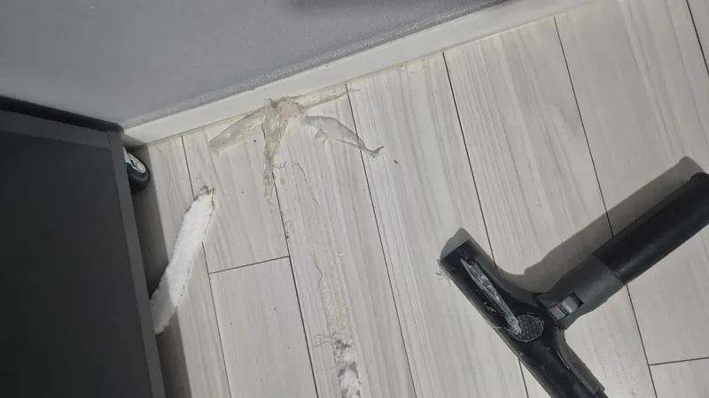 바닥 끈끈이 접착제 스크레이퍼 제거 작업 중