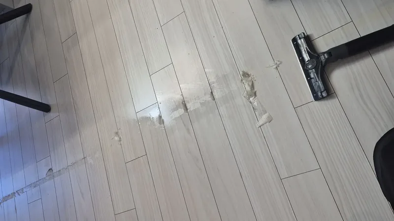 강화마루 바닥 끈끈이 넓은 범위 제거 작업 중
