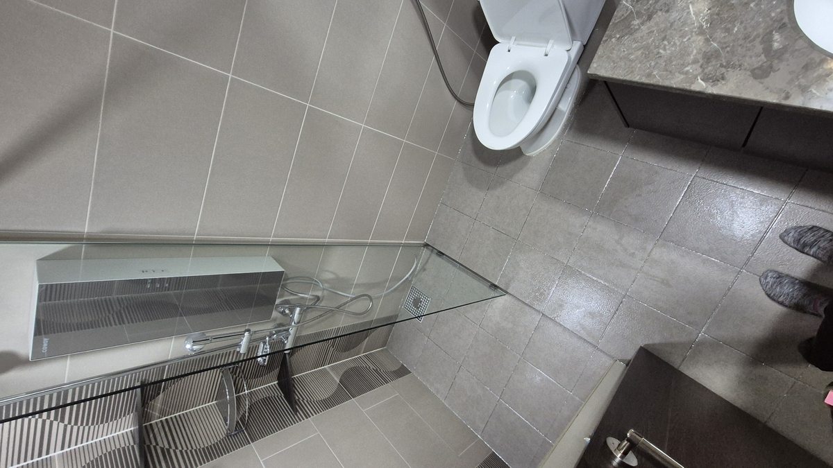 샤워부스 유리청소 완료 - 전체 전경