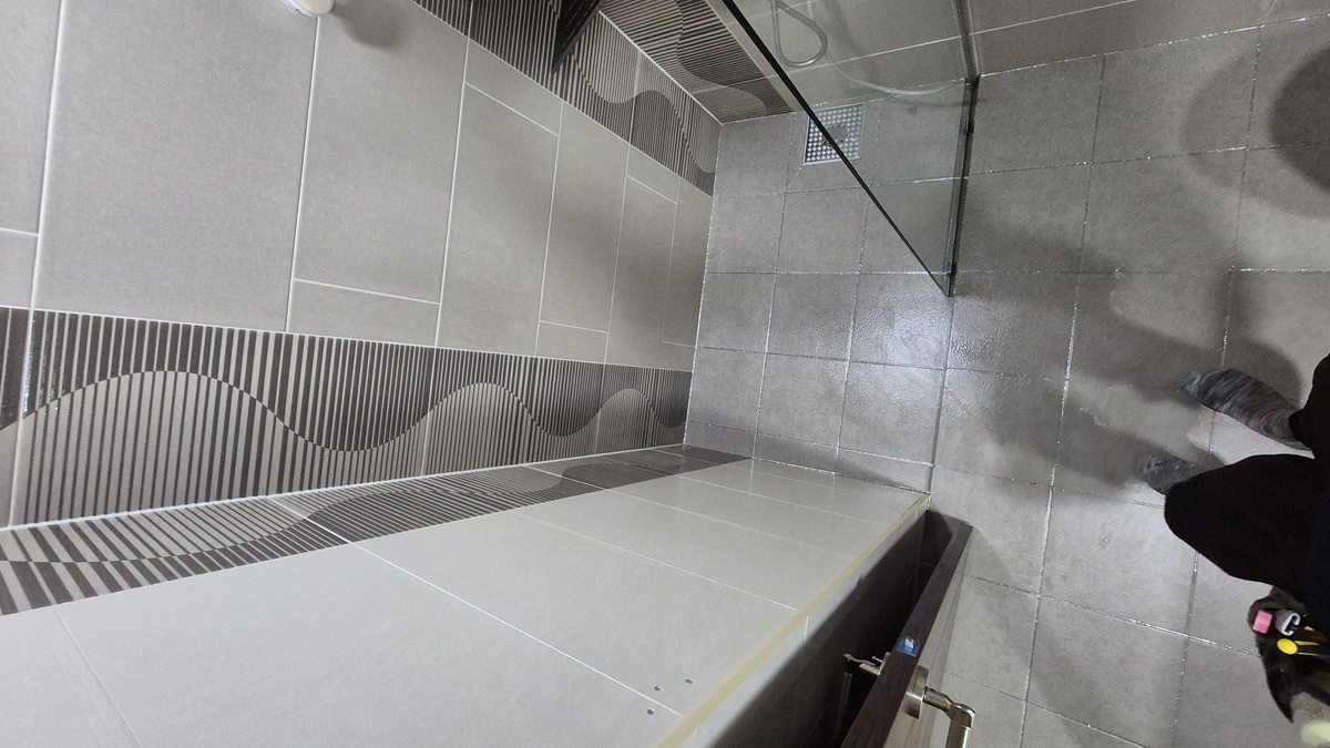 샤워부스 유리청소 완료 - 샤워 공간
