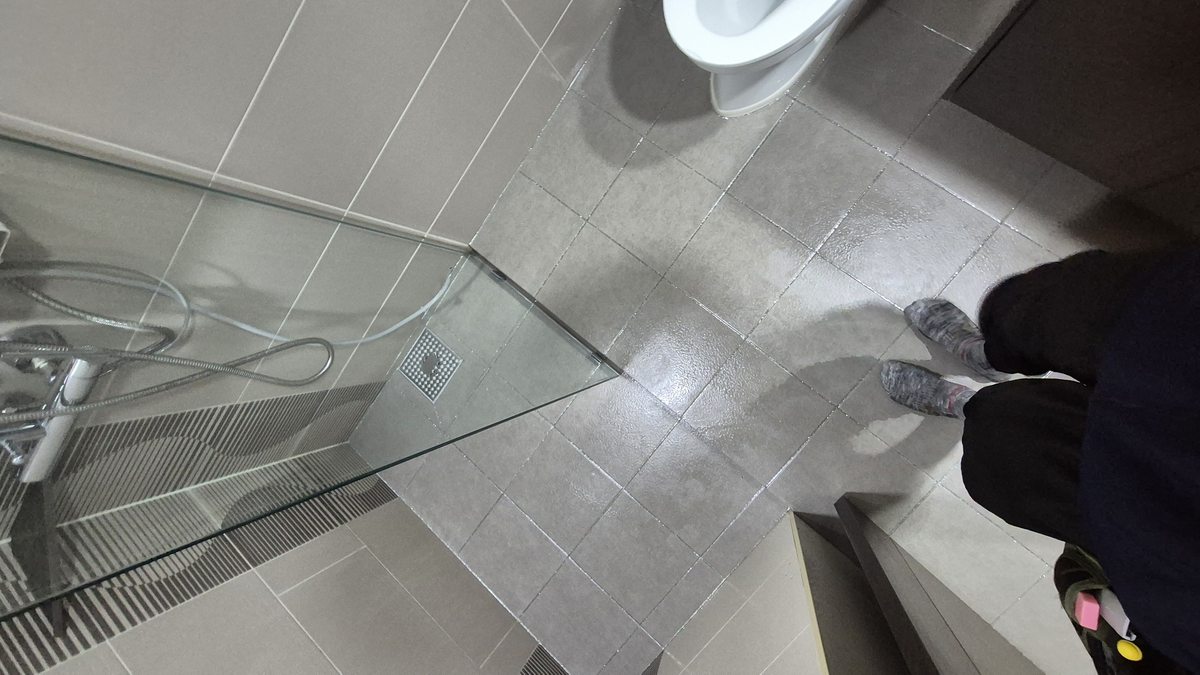 샤워부스 유리청소 완료 - 바닥 타일