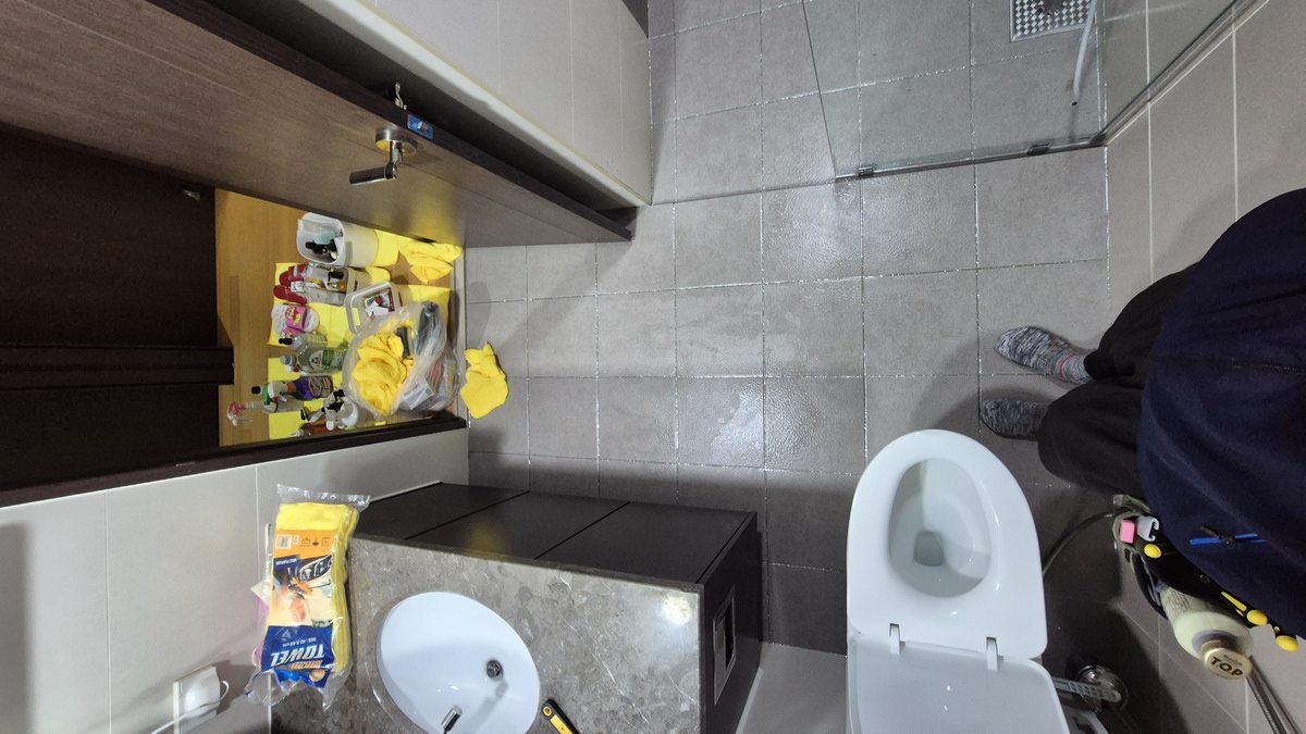 샤워부스 유리청소 완료 - 변기·바닥 세정