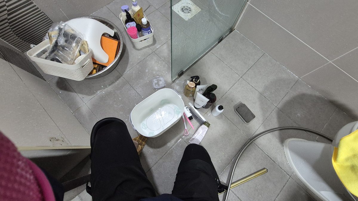 샤워부스 유리파손 - 욕실 바닥 물건 정리