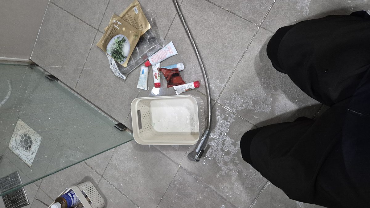 샤워부스 유리파손 - 배수구 주변 파편 수거