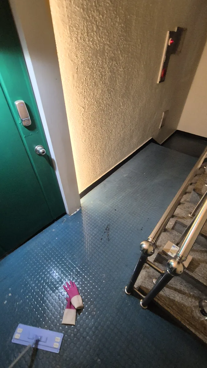 계단 오물청소 완료 — 바닥 세정·살균 처리 후