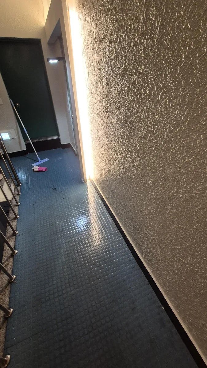 복도 오물 제거 완료 — 살균소독 후 깨끗한 상태