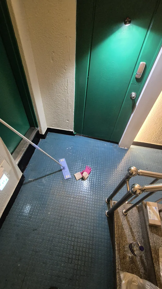 아파트 현관 앞 오물청소 완료 — 탈취까지 처리