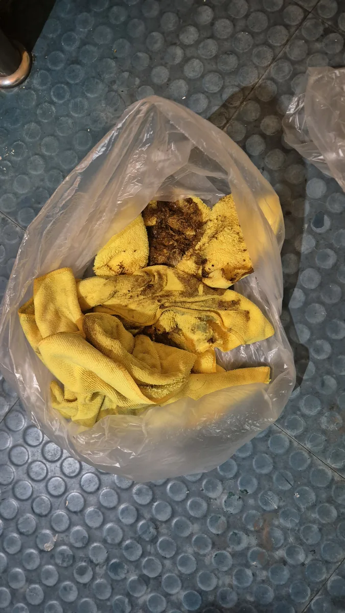 오물 수거 완료 — 오염 걸레 폐기 처리