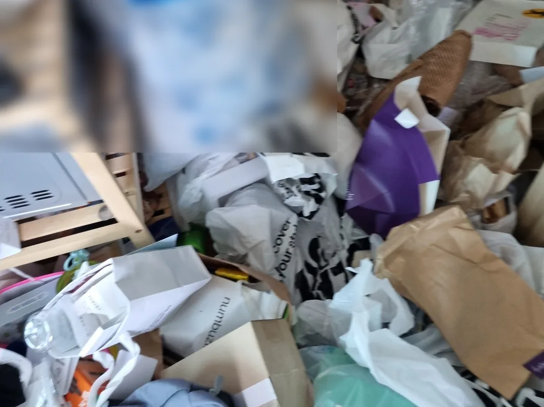 원룸 바닥에 쌓인 비닐봉투와 포장재 더미 — 발 디딜 곳이 없어진 저장강박 현장 착수 전 상태