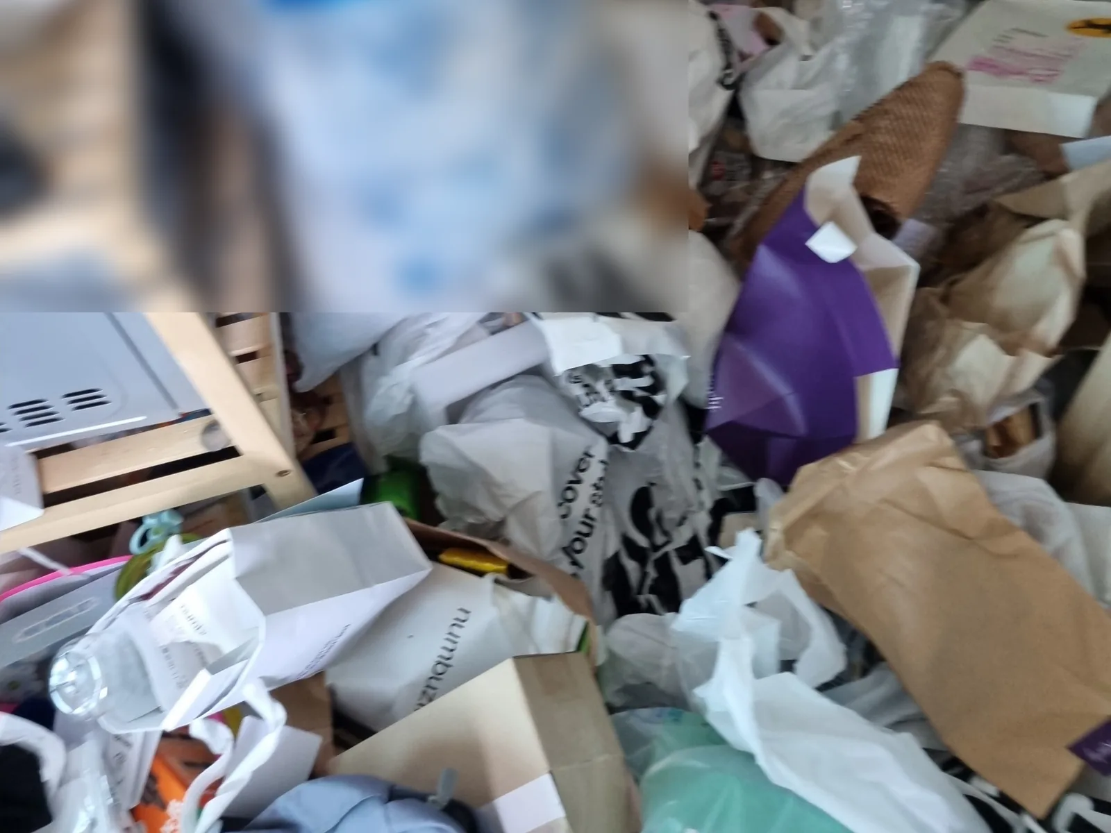 원룸 바닥에 쌓인 비닐봉투와 포장재 더미 — 발 디딜 곳이 없어진 저장강박 현장 착수 전 상태