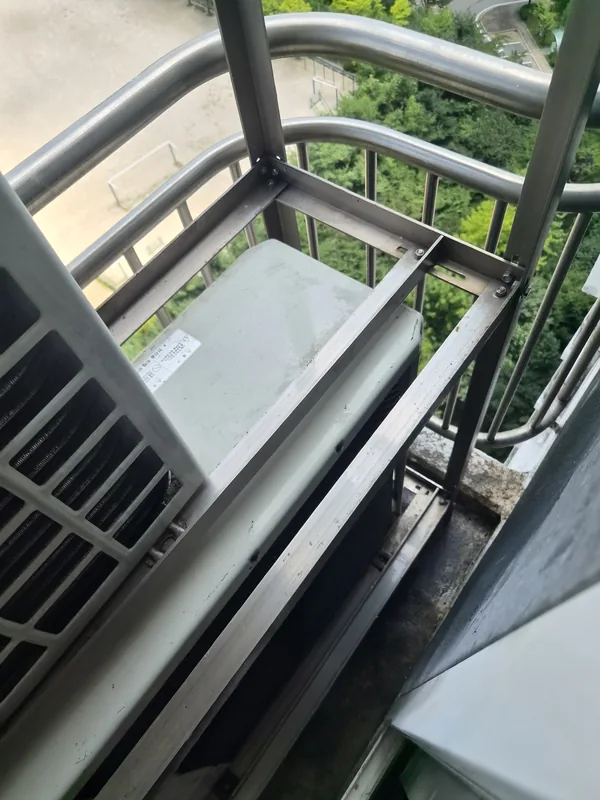 고압세척 후 배설물이 제거된 에어컨 실외기 상판과 거치대