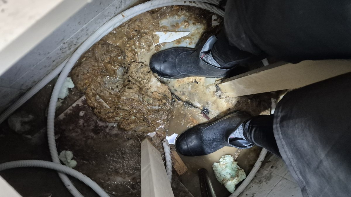 작업자 방호 장화로 오물 속 진입