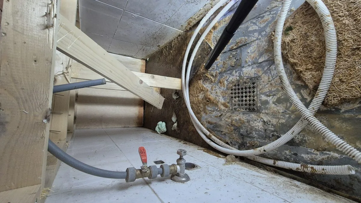 대용량 흡입 호스로 지하 오물 흡입 제거