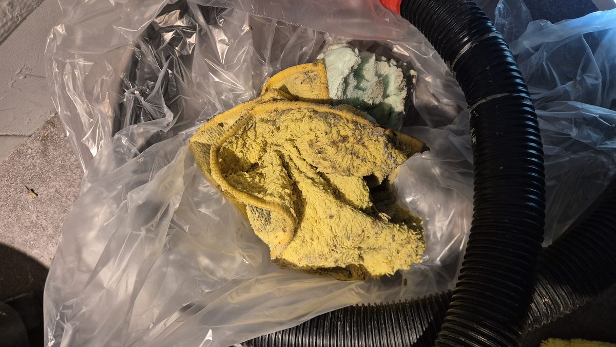 수거된 오염물 마대 포장 처리