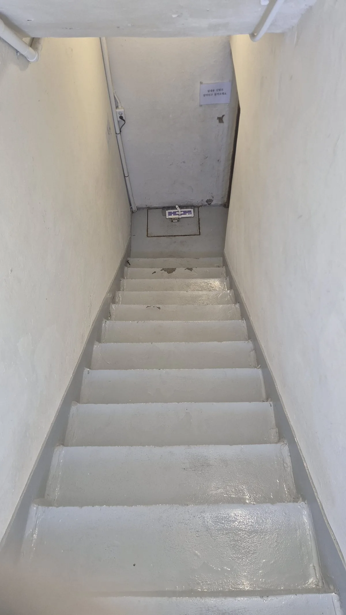 계단 청소 완료 - 계단 전경 위에서 아래
