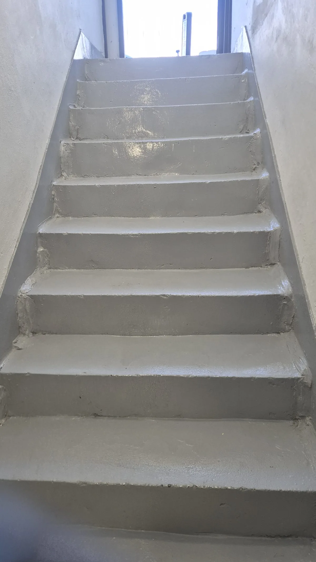 계단 청소 완료 - 계단 아래에서 위로