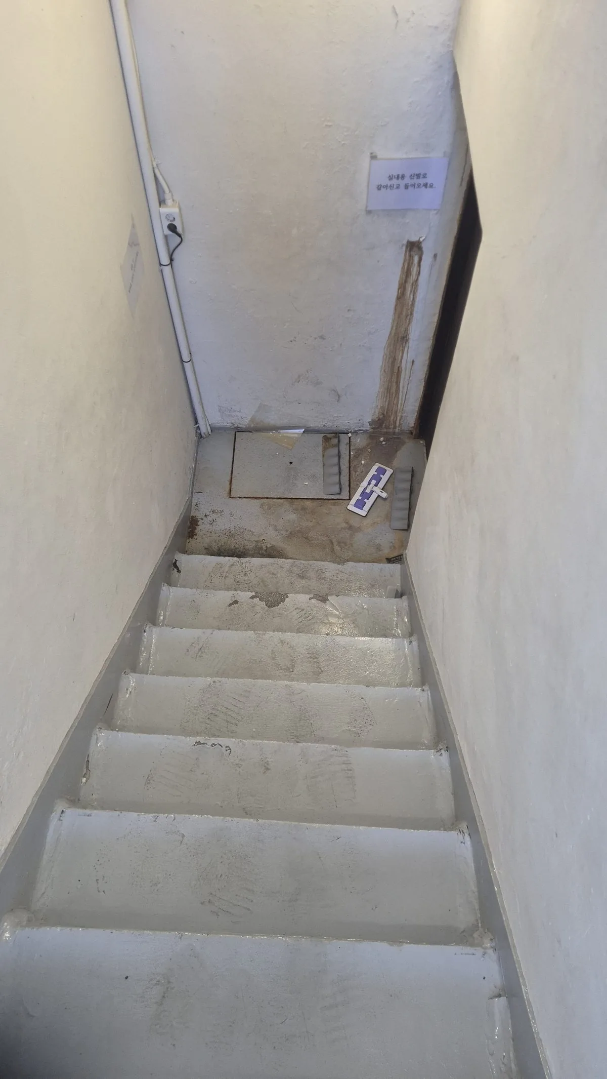 빌라 계단 오염 전경 - 흙탕물·검은 오염