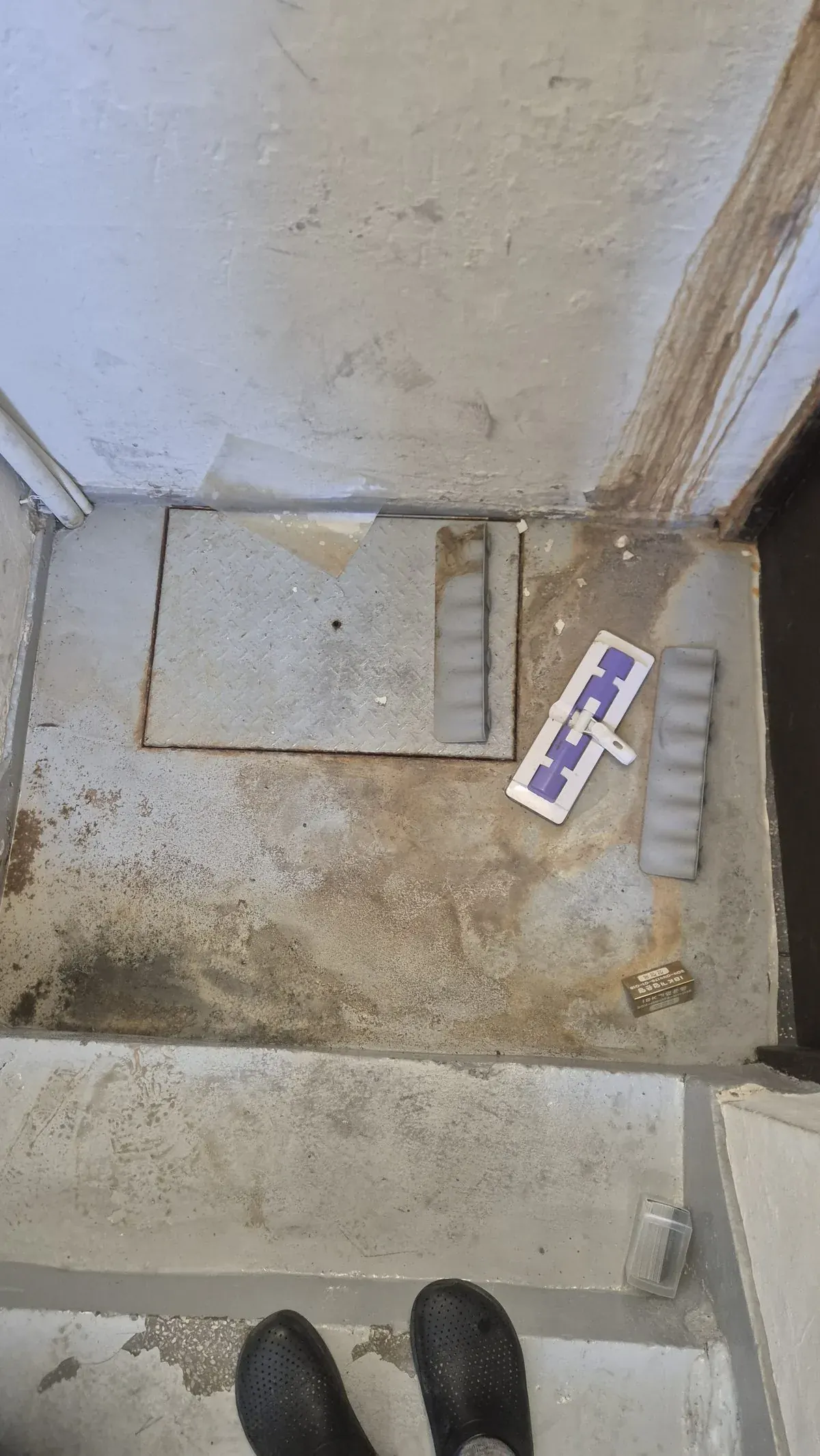 계단 하부 착지 구역 - 녹물·오염 클로즈업