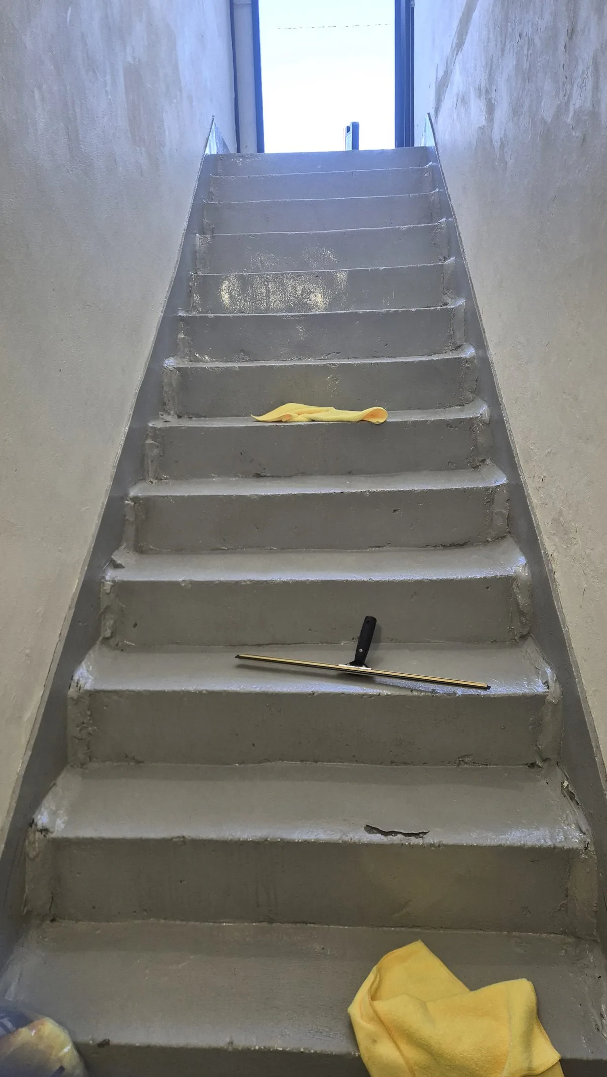 계단 청소 중 - 스퀴지·걸레 작업