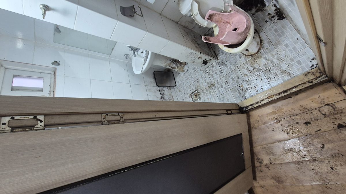 쓰레기집 화장실 청소 전