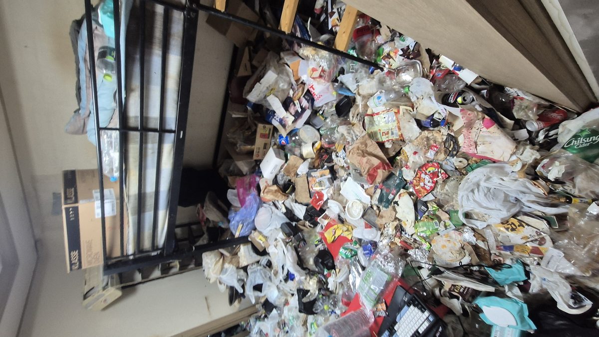 쓰레기집 현장 - 이층 침대 주변