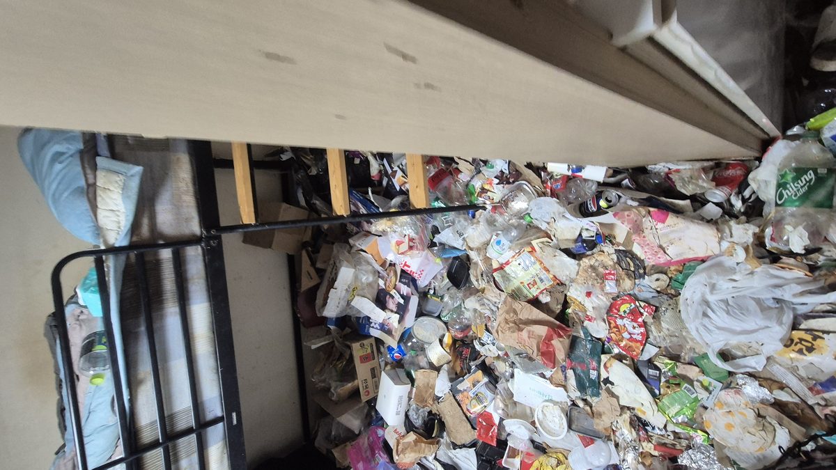 쓰레기집 현장 - 이층 침대 세부