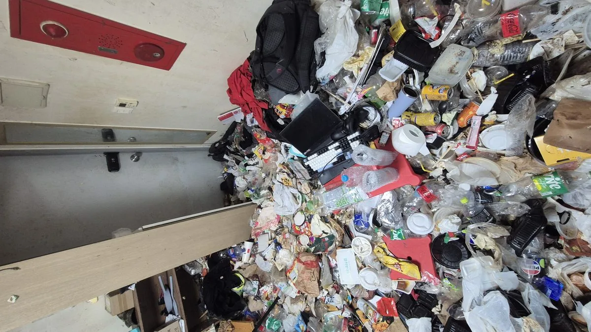 쓰레기집 현장 - 현관문 방향