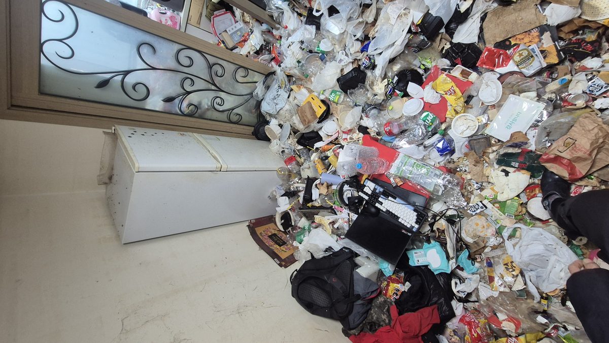 쓰레기집 현장 - 냉장고 주변