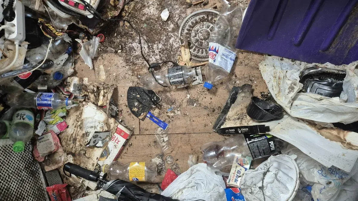 쓰레기집 현장 - 바닥 오염 세부