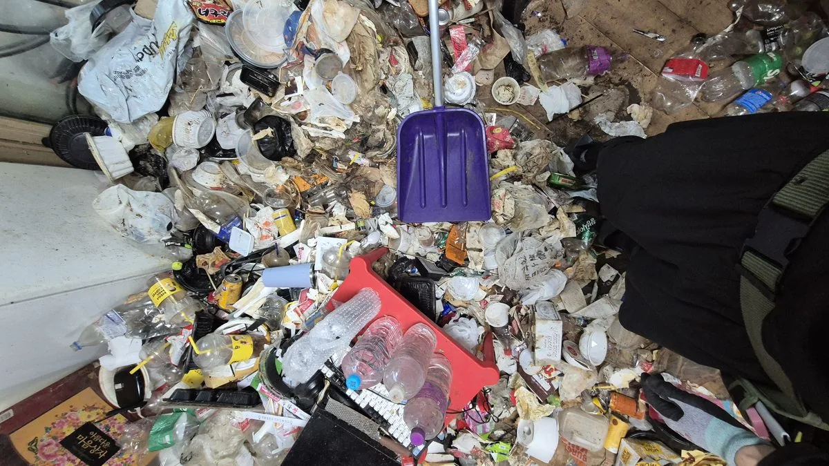 쓰레기집 현장 - 폐기물 더미 세부 1