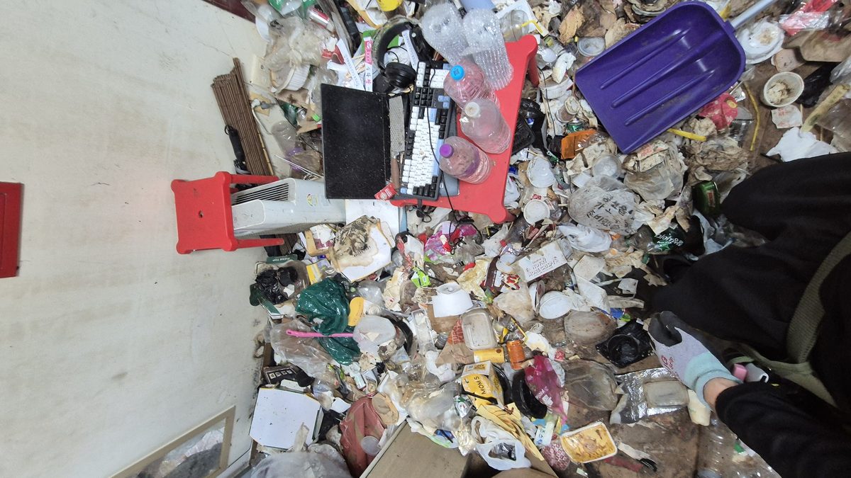 쓰레기집 현장 - 폐기물 더미 세부 2