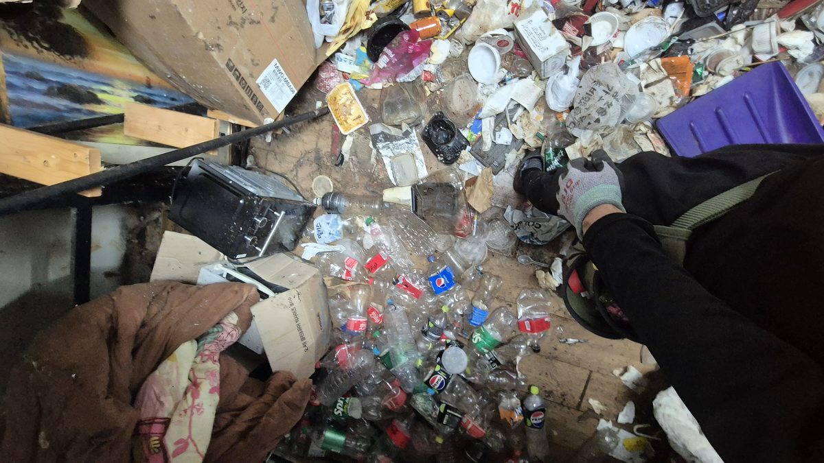 쓰레기집 현장 - 콘크리트 바닥 오염