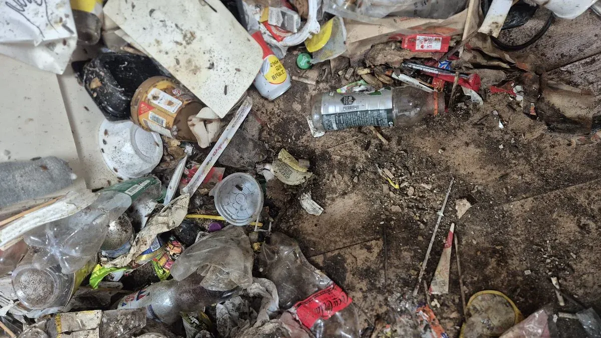 쓰레기집 현장 - 음식물 잔여물 및 병류