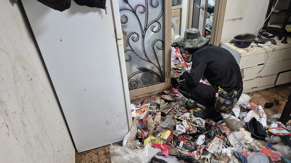 올빼미청소 작업자 - 쓰레기집 분리 반출 시작