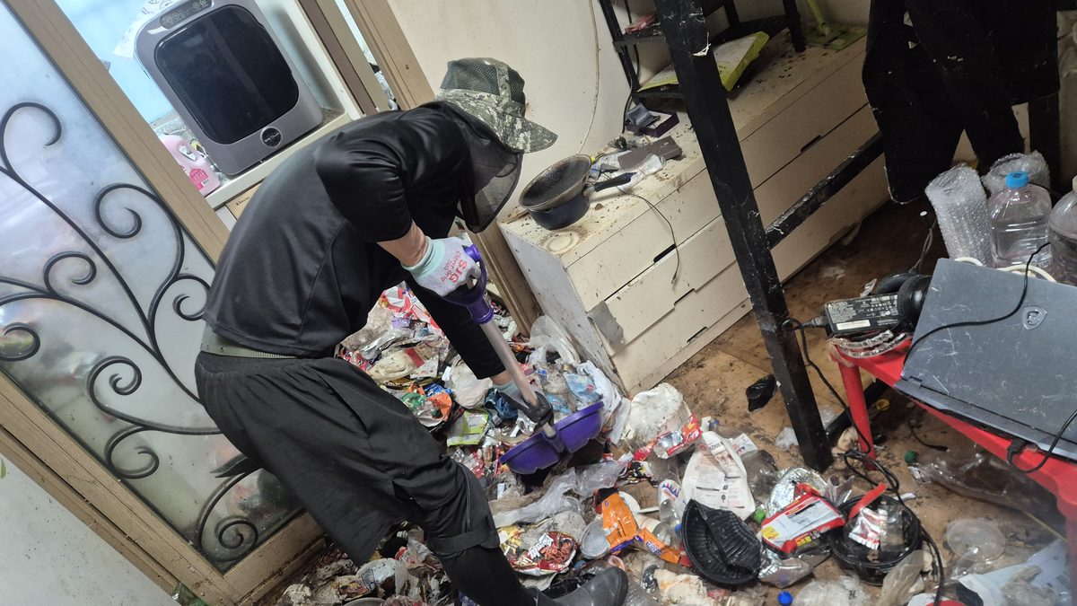 쓰레기집 청소 - 작업 중반 진행