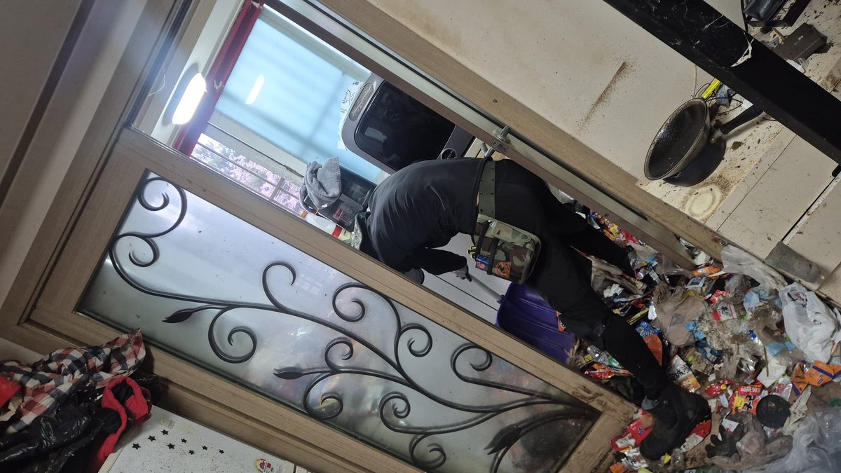 쓰레기집 청소 - 마대 반출 진행