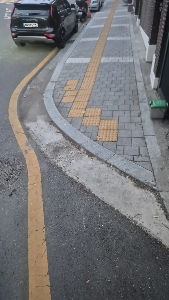 폐기물 처리 작업 후 — 깨끗한 골목·도로·점자블록 정리 완료 실제 현장