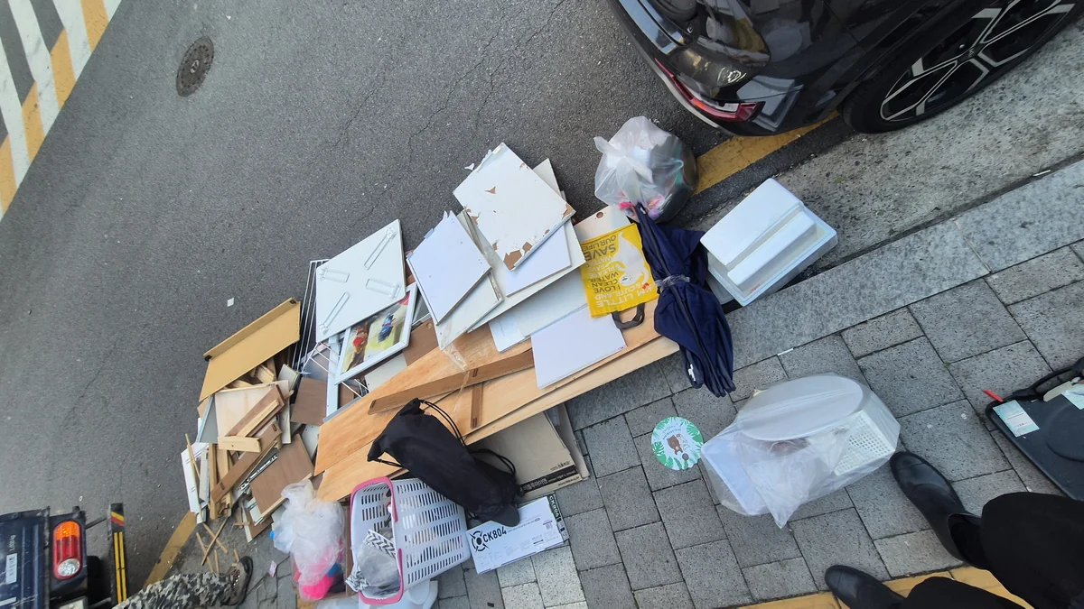 정리 작업 — 가구 분해·합판·플라스틱 분류·반출 광진 본점 실제 작업 현장
